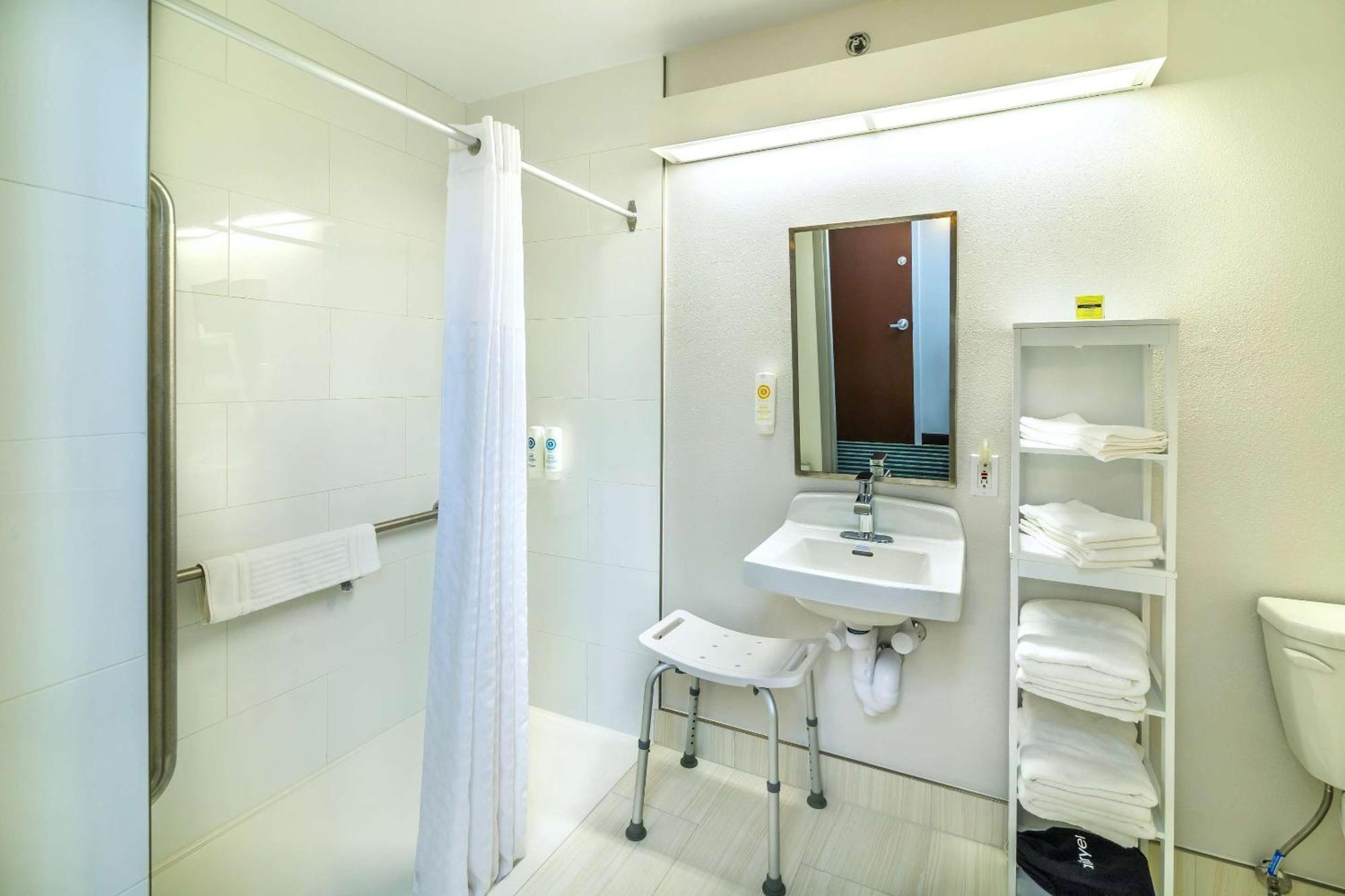 Comfort Inn & Suites Муус Джоу Екстериор снимка